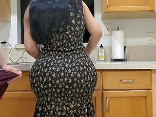 बिग गधा Stepmom Fucks उसके सौतेले बेटे में रसोई उसकी बड़ी चोट को देखने के बाद