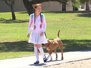 Cutie Redhead va desolate all'aperto per giocare besom le parti intime