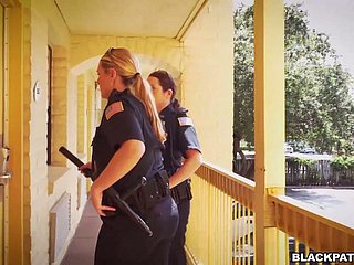 Deux femmes de sneezles police baise un beau mec arrêté et manger foetus sperme