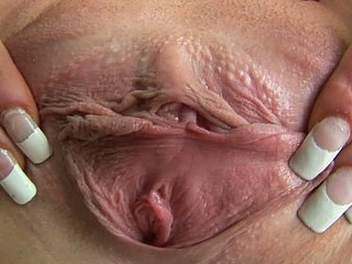 Fuckable يتفاخر امرأة سمراء Room-mate مع البظر وردي ضخم في المشهد عن قرب
