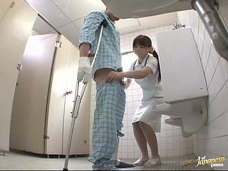 호색한 일본어 간호사는 환자에게 손 코키를 제공합니다