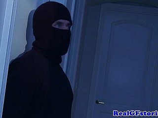 Huisvrouw assfucked way in een middernacht inbreker