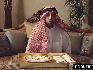 زوجة عربية يعاقب من قبل زوجها