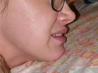 Sta piangendo per il suo primo anale dolore