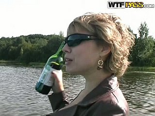 酔ったブロンド成熟ふしだらな女は、ボートにコックを喜ばせるつもり