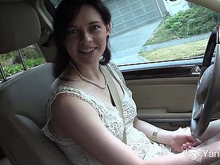 Sürüş sırasında arabada Pretty esmer masturbates