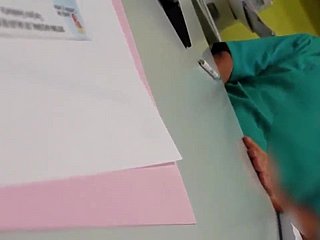 Một bác sĩ masturbates trước một bệnh nhân