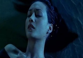แม็กกี้คิว Naked Weapon