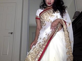 Desi dhabi em saree ficando nu e brinca com buceta peluda