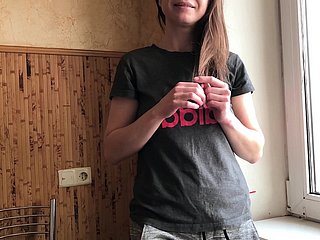 Bruder half Schritt, Schwester vor dem ersten Datum zu entspannen. Russischer Amateur mit Dialog