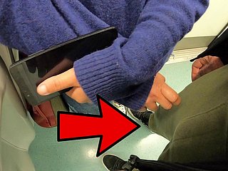 Unbekannte Frau berühren meinen Schwanz in der U-Bahn