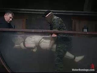 Lorelei Lee는 감옥에있는 두 사람이 고문을 당한다.