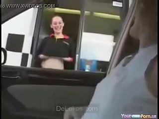 Enseñando Las Tetas TR McDonalds Yanıp Sönüyor - Delokos.com