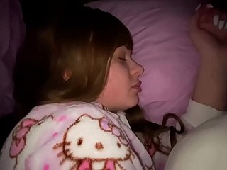 Scopata mia figlia mentre abbiamo dormito nello stesso letto