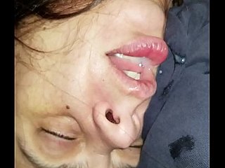 彼女がPをしている間に彼女に一口を与える。 NS。