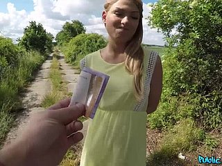 Tomas Jondi Fucks Rosyjskiej Gwiazda Karolina w krzakach