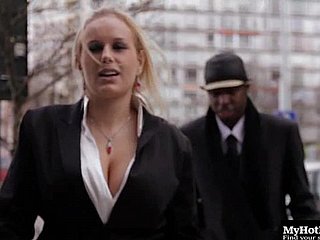 Mollig met grote tieten bunging op massieve lul hardcore in interraciale porno