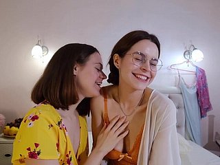 Daniela và Anca nghiệp dư đồng tính nữ