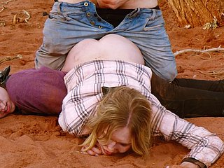MILF si sporca anale nello sporco mentre la ragazza di Cuck frequenta