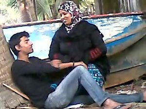 Genç Suitor ile Bangladeşli Teyze