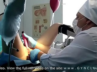 الفتاة التي تم فحصها في أخصائي أمراض النساء - النشوة العاصفة