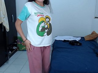 mi hermanita se pone muy caliente cuando se cambia de ropa - ella es virgen
