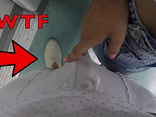 Stepsister seduz um cara desconhecido estranho em um trem público!