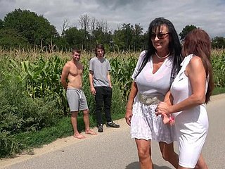 Azgın olgunlaşır emily devine ve lilian siyah açık havada becerdin olsun