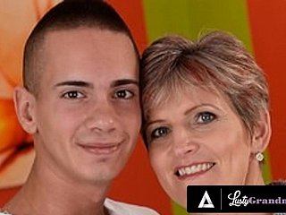 Stepgranny اس کے کلاسک بلی ASAP میں ایک بڑا ڈک چاہتا ہے ASAP