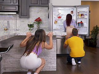 لیسبوس جیسکا ریان اور کیرا کرافٹ بیڈروم میں تفریح ​​کر رہے ہیں