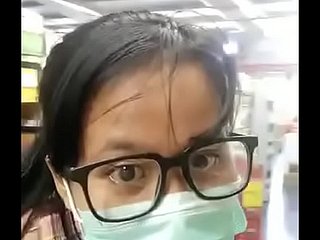 Lattante MILF lampeggia grandi titting nel negozio di alimentari.