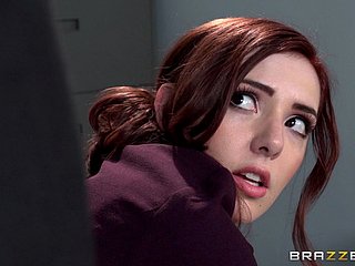 Redhead Puppe reitet einen massiven Schwanz Hardcore im Büro