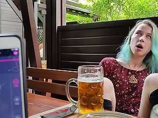 Zdalna kontrola orgazmu mojej przyrodniej w pubie!