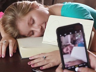 Urocza Hottie Vienna Serrate lubi dmuchać ogromnego twardego penisa