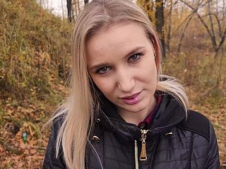 私の10代の義理の姉妹は、屋外で精液を飲み込むのが大好きです。 -POV