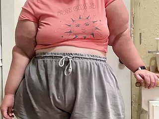 수줍은 달콤한 행복한 SSBBW 그녀의 풍만한 곡선을 보여줍니다.