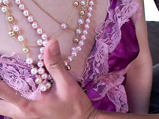 Boy seduce a dampen mujer vecina y dampen follan en el culo shrubs su polla transexual