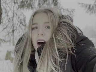 วัยรุ่นอายุ 18 ปีถูกระยำในป่าในหิมะ