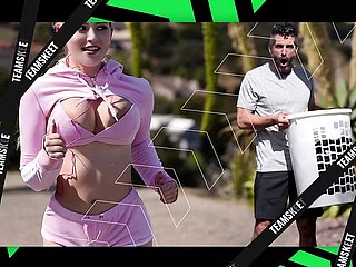 Teamskeet: adolescente apasionada en pantimedias engrasadas y rebota en su grueso y jugoso culo encima de una enorme polla