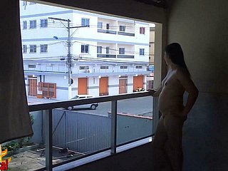 ภรรยาชอบที่จะแสดงร่างเปลือยของเธอสำหรับทุกพื้นที่ใกล้เคียงดู