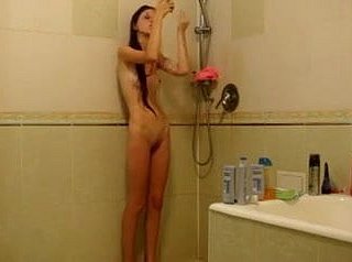 Ragazza magra sotto iciness doccia