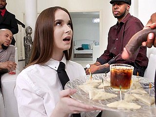 Hazel Moore, büyük siyah horozlarla anal gangbang yapıyor