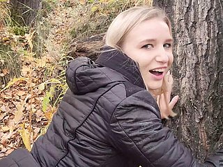 Moja nastolatka przyrodnia uwielbia pieprzyć i połykać spermę na zewnątrz. - POV
