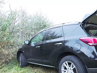 Reife Misquote fickt in allen Löchern im Freien