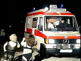 Powered Midget Sluts Drag inflate Panhandler của anh chàng trong xe cứu thương