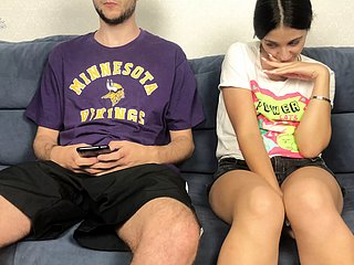 La belle-sœur a repéré les beaux-frères Big Gumshoe à travers un blunt et n'a pas pu résister! Orgasme de pavillon mutuel