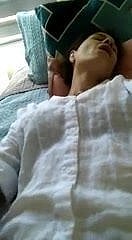 بالغ بیوی اس کی cunt کو چھوتی ہے