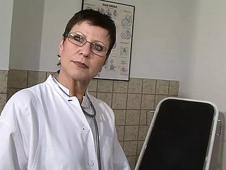 Gorące i chętne MILF cieszą się cipką z zabawkami - 3