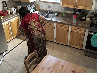 La femme de chambre pakistanaise a des relations sexuelles brutales avec le intercessor britannique