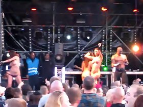 nudo sulle ragazze palco gogo a rave-techno concerto 2